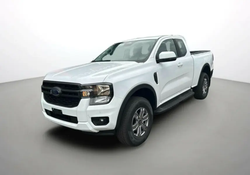 Ford Ranger blanc glacier en 3/4 avant droit avec calandre noire et marchepieds latéraux visibles.