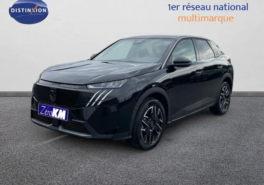 Peugeot 3008 Hybrid noir perle métal en vue 3/4 avant droit, avec jantes alliage et signature lumineuse LED distinctive.