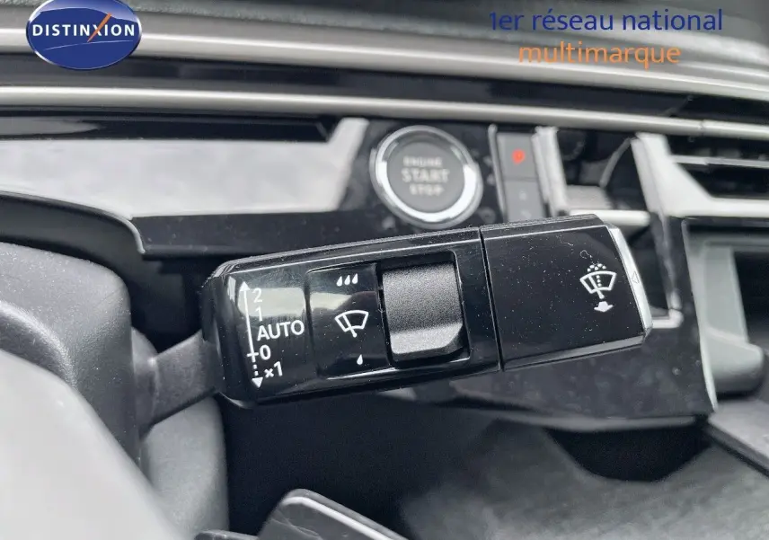 Gros plan sur la commande des essuie-glaces du Peugeot 3008 Hybrid 2025, avec bouton start visible en arrière-plan.