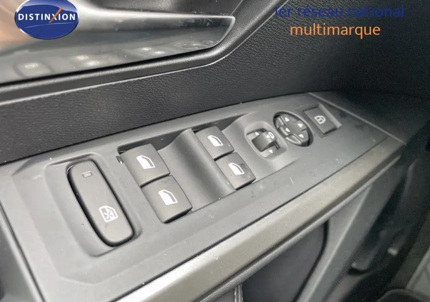 Gros plan sur les commandes des vitres et rétroviseurs côté conducteur d'un Peugeot 3008 Hybrid noir perle métal.