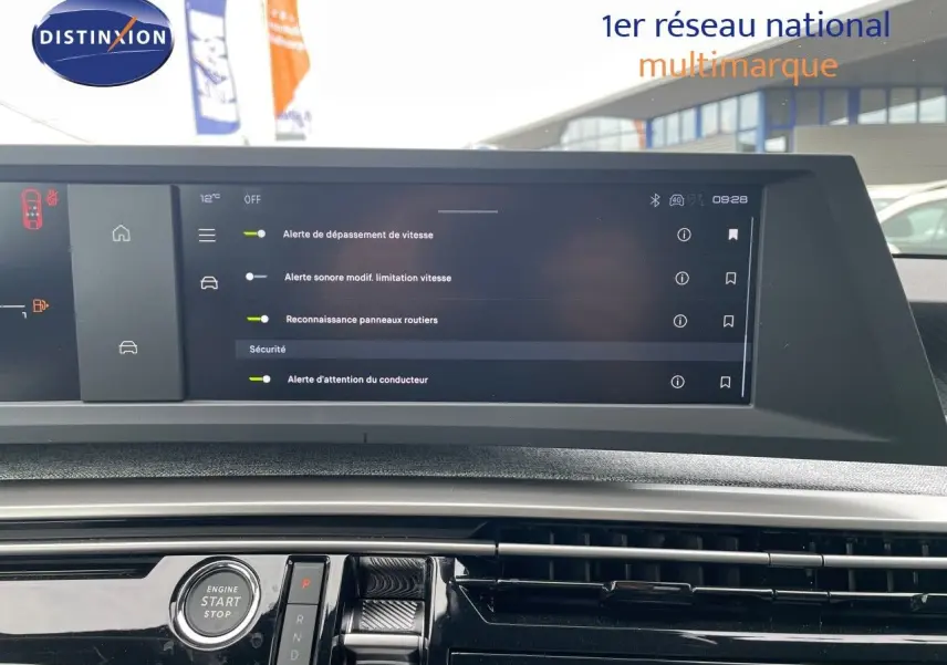 Écran tactile central affichant les alertes de sécurité du Peugeot 3008 Hybrid 136ch Allure noir perle métal.