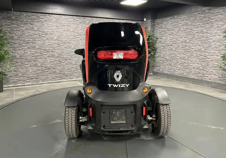 Vue arrière du Renault Twizy Intens 2019 orange et noir avec feux arrière allongés et roues apparentes.
