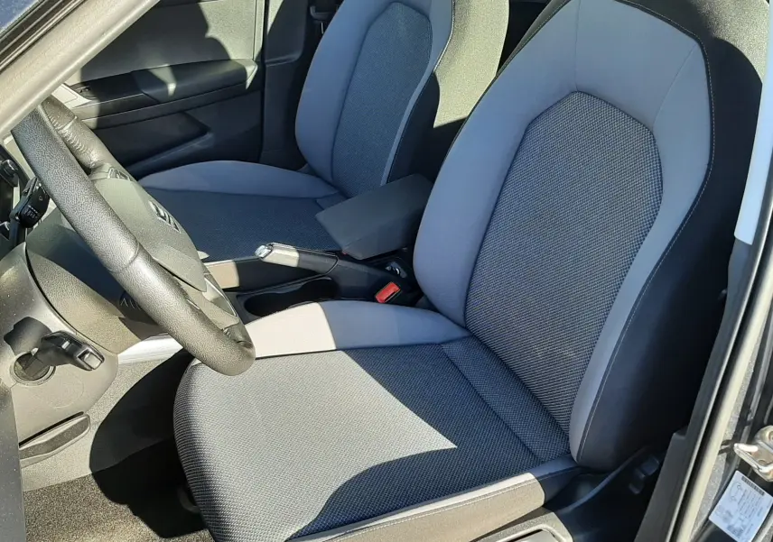Intérieur côté conducteur du SEAT Arona 2019 avec sièges tissu gris et volant multifonctions noir.