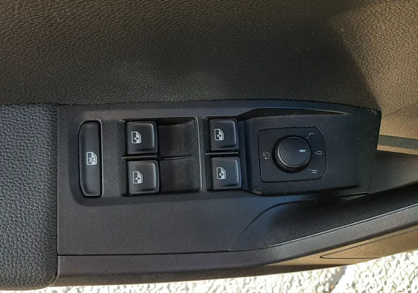 Panneau de commandes des vitres et réglage des rétroviseurs sur la porte côté conducteur d'une SEAT Arona 2019.