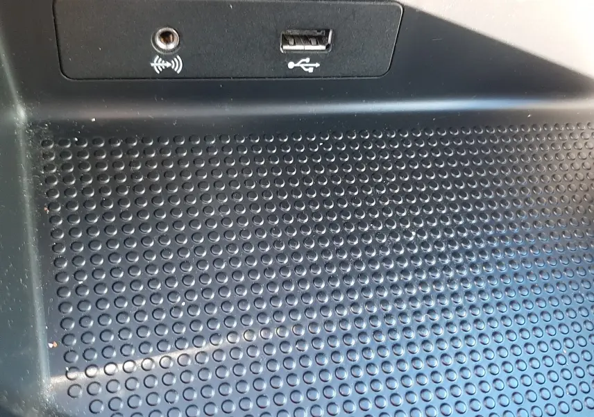 Gros plan sur la prise USB et jack audio dans l'habitacle du SEAT Arona gris magnetic toit noir 2019