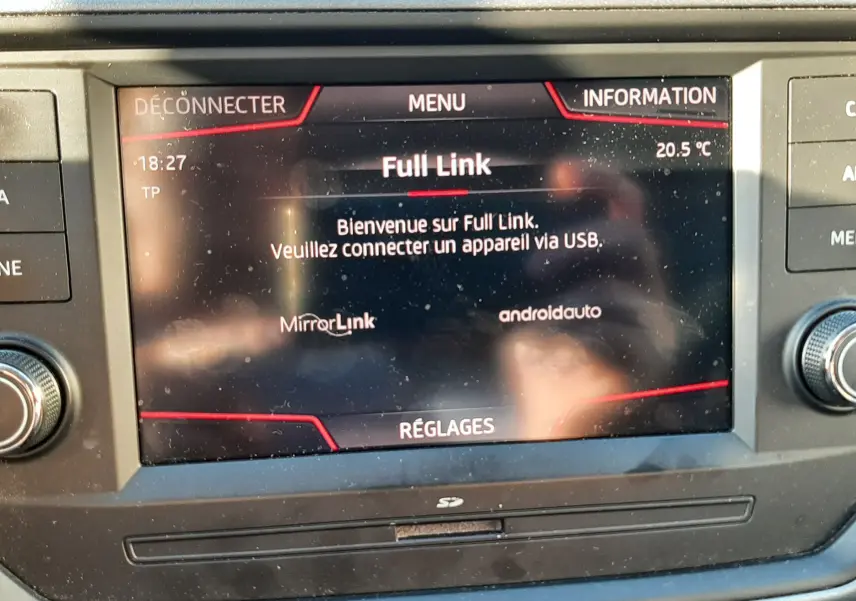 Écran tactile central du SEAT Arona 2019 affichant le menu Full Link avec options MirrorLink et Android Auto.