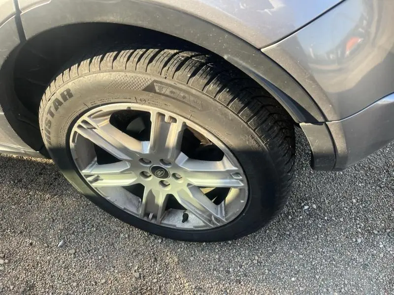 Gros plan sur la roue avant droite gris Orkney d'un Range Rover Evoque 2.2 Td4 Dynamic avec jante alu 19 pouces.