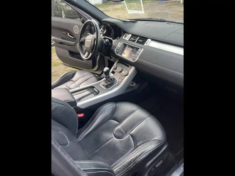 Intérieur avant du Range Rover Evoque 2.2 Td4 Dynamic 2013, vue côté conducteur avec sellerie cuir noire et console centrale.