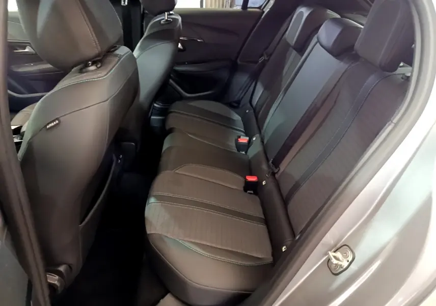 Vue intérieure côté droit sur la banquette arrière en tissu noir de la Peugeot 208 gris clair 2020.