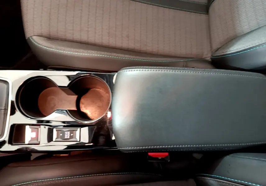 Gros plan sur la console centrale noire et les sièges tissu gris clair de la Peugeot 208 PureTech 100 S&S Allure Business 2020