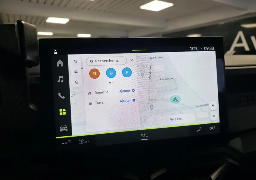 Écran tactile central 10 pouces du Dacia Duster 1.6 Hybrid 2025 affichant la navigation connectée.