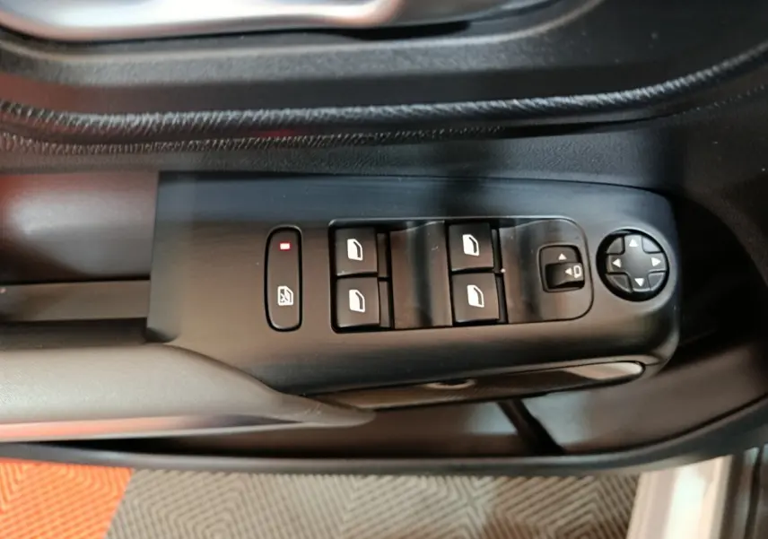 Gros plan sur la commande des vitres électriques et rétroviseurs côté conducteur du Citroën C5 Aircross blanc.