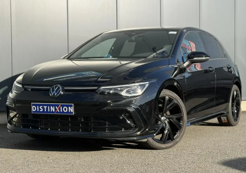 Volkswagen Golf 8 R-Line noir vue 3/4 avant avec jantes noires et calandre spécifique R-Line.