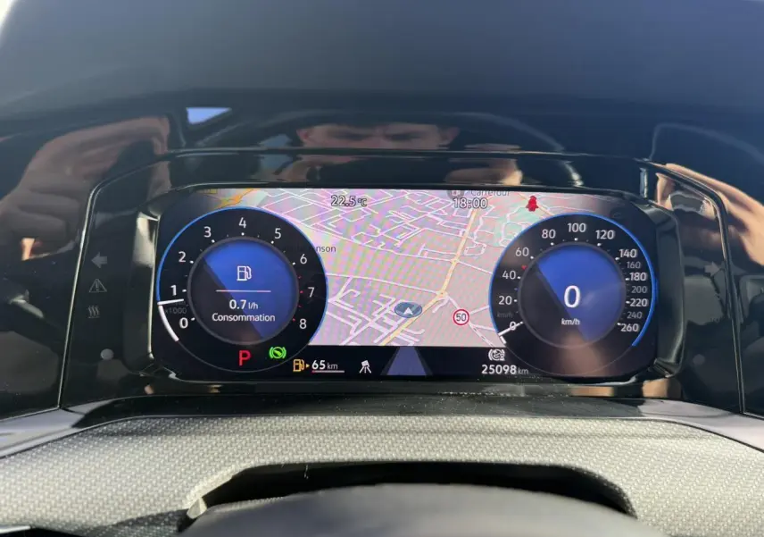 Vue rapprochée du tableau de bord numérique de la Volkswagen Golf 8 noir, affichant la navigation et les compteurs digitaux.