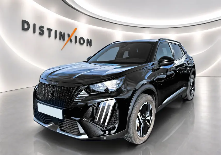 Peugeot 2008 noir en 3/4 avant droit, avec calandre noire et feux LED distinctifs en intérieur showroom.