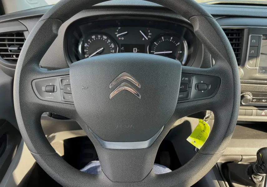 Vue intérieure centrée sur le volant noir du Citroën Jumpy Spacetourer 2022 avec tableau de bord et levier de vitesse manuel.