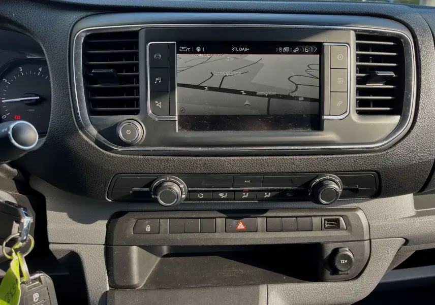 Tableau de bord du Citroën Jumpy Spacetourer 2022 en vue frontale, avec écran tactile et commandes climatisation visibles.