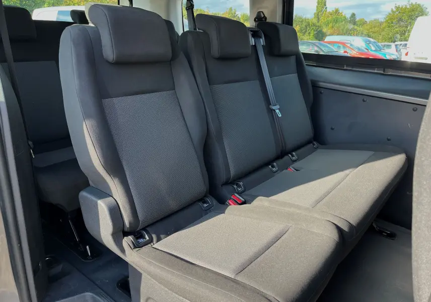 Vue intérieure des sièges arrière noirs du Citroën Jumpy Spacetourer 2022, version 9 places, côté droit.