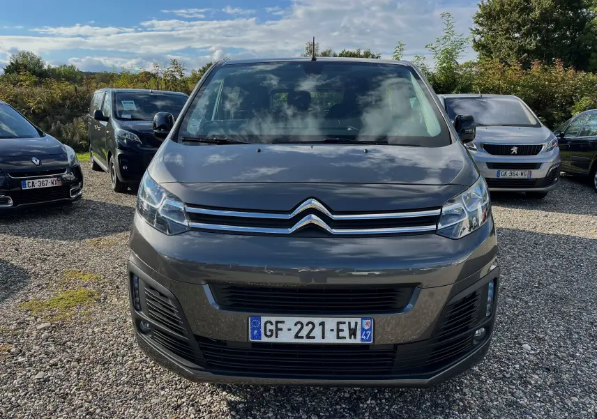 Vue de face d'un Citroën Jumpy Spacetourer gris 2022 avec calandre chromée et plaque d'immatriculation française.