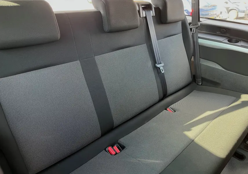 Vue intérieure du siège arrière gris et noir du Citroën Spacetourer 2022, montrant les appuie-têtes et ceintures de sécurité.