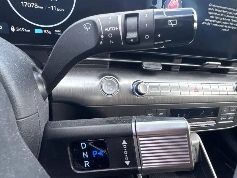 Détail de la console centrale et levier de vitesses automatique du Hyundai Kona Electric 2023, finition Creative.