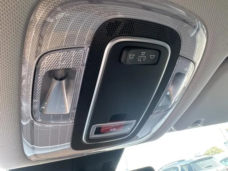 Plafonnier intérieur avec commandes d’éclairage et bouton SOS, dans un Hyundai Kona Electric bleu métallisé 2023.