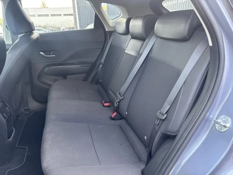 Vue latérale droite de la banquette arrière en cuir-tissu noir du Hyundai Kona Electric Metal Blue 2023.
