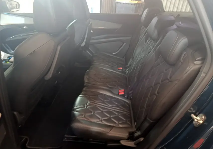 Vue côté gauche de la banquette arrière en cuir noir matelassé du Peugeot 5008 bleu 2021 GT PureTech.