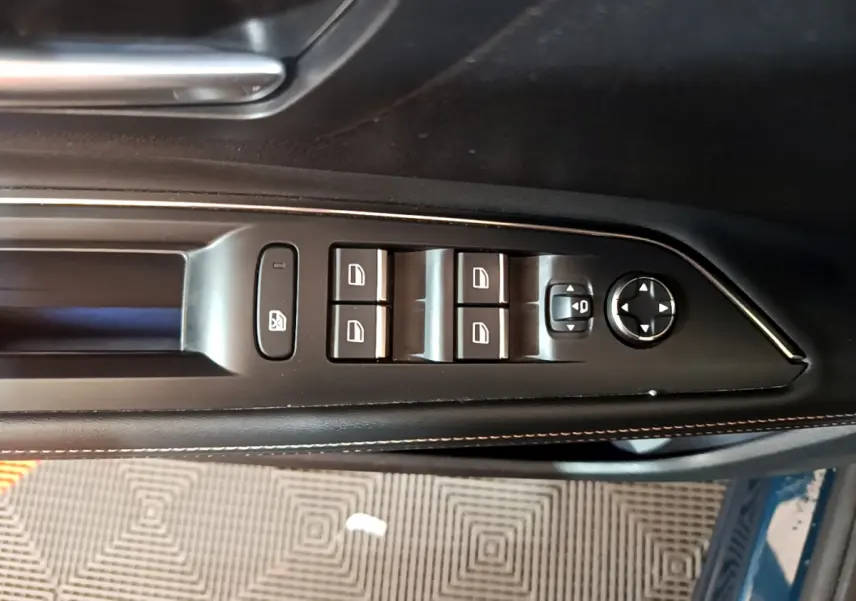 Commande des vitres et réglage des rétroviseurs sur la porte côté conducteur d'un Peugeot 5008 bleu 2021.