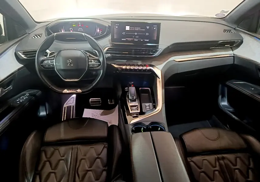 Intérieur noir du Peugeot 5008 GT 2021, vue de face sur le tableau de bord et le volant compact multifonctions.