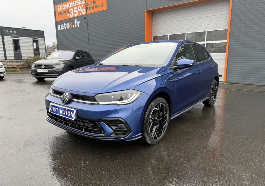 Volkswagen Polo 2025 bleu récif métallisé vue 3/4 avant avec jantes alliage noires et calandre R-Line