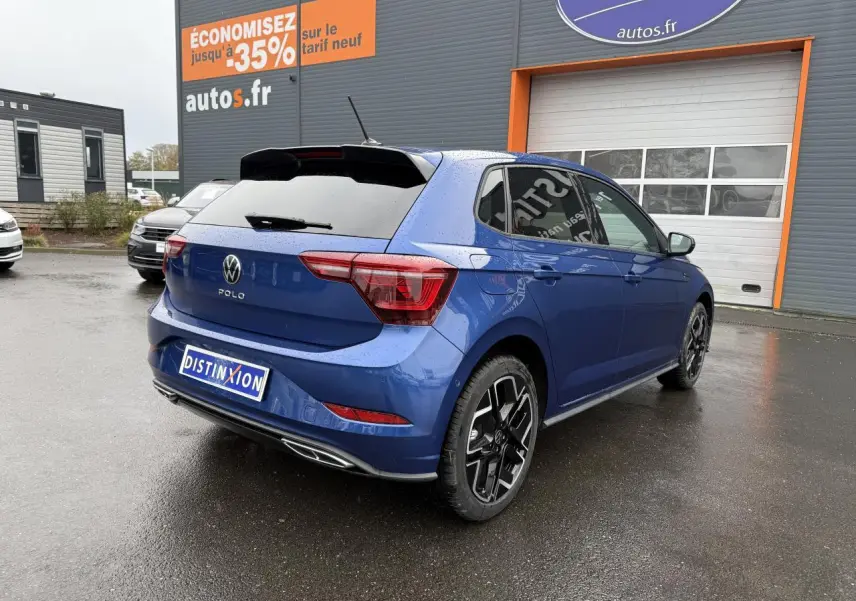 Volkswagen Polo bleu récif métallisé vue 3/4 arrière droit, jantes alliage noires et vitres teintées.