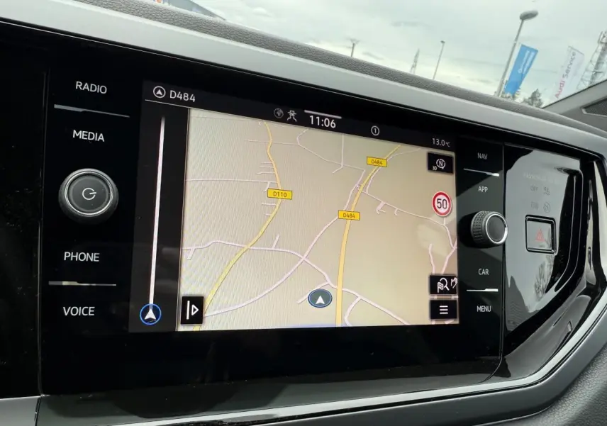 Écran tactile 8 pouces du système de navigation de la Volkswagen Polo 2025 en vue rapprochée intérieure.