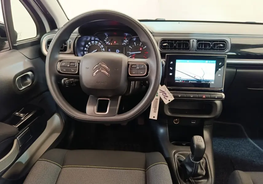 Intérieur Citroën C3 vue de face sur le volant, tableau de bord noir avec écran tactile de navigation.