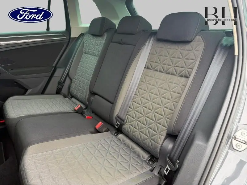 Vue intérieure des sièges arrière en tissu anthracite avec motifs géométriques, côté droit du Volkswagen Tiguan gris dauphin.
