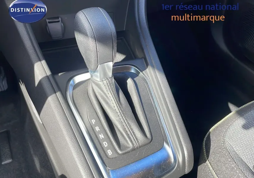 Le levier de vitesses automatique en cuir noir du Renault Captur 2025, vue rapprochée de la console centrale.