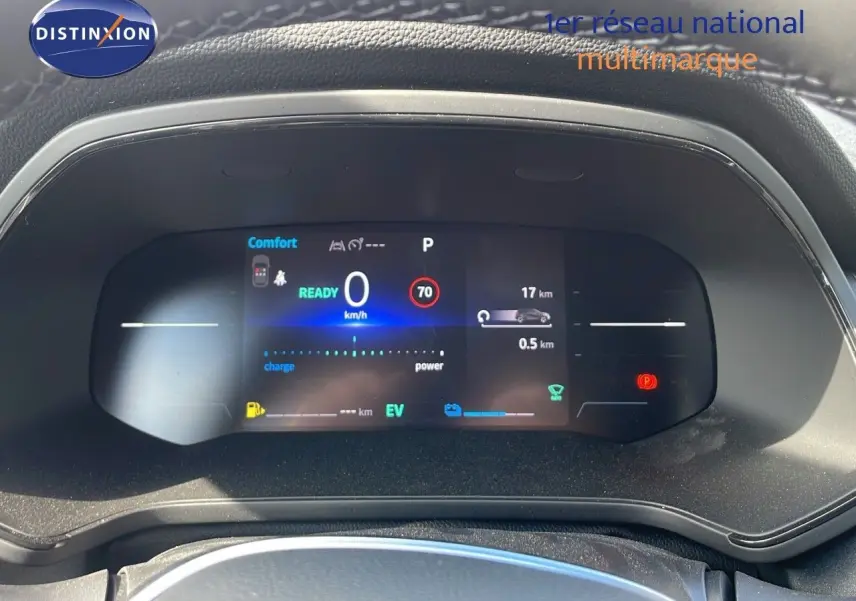 Vue rapprochée du tableau de bord numérique du Renault Captur 2025 affichant la vitesse, mode hybride et indicateurs de conduite.