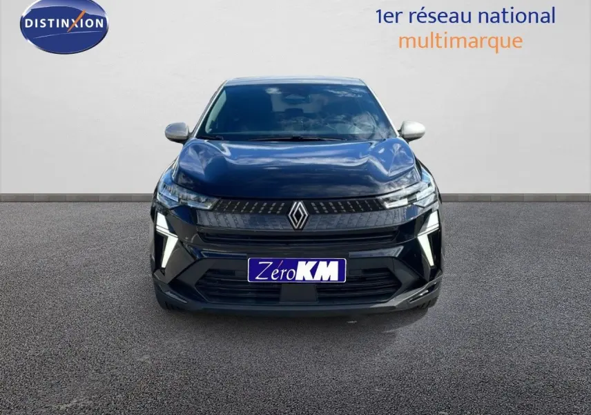 Renault Captur 2025 noir étoile métal vue de face avec calandre distinctive et phares LED allumés.