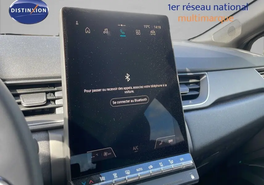Vue intérieure du tableau de bord du Renault Captur 2025, avec écran tactile central vertical affichant la connexion Bluetooth.