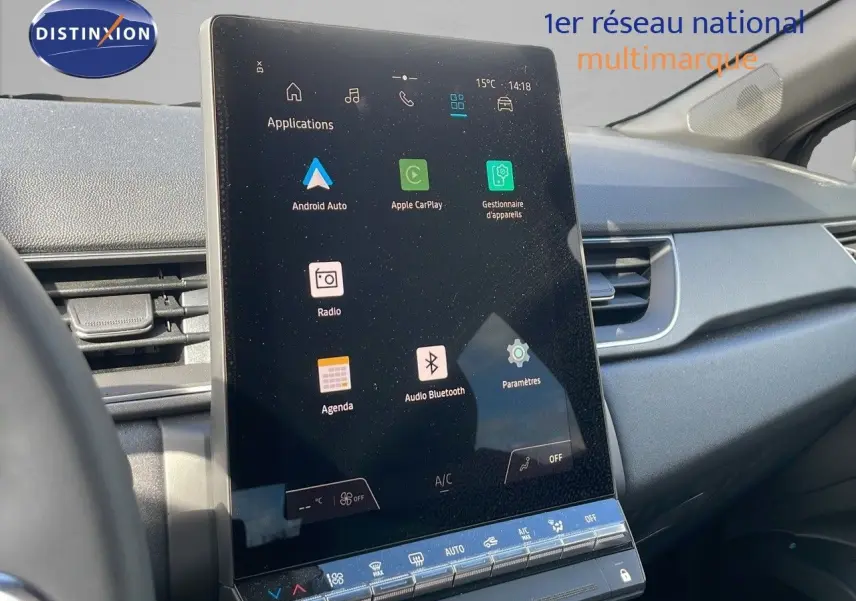 Vue rapprochée de l’écran tactile central du tableau de bord du Renault Captur 2025, finition noire et grise.