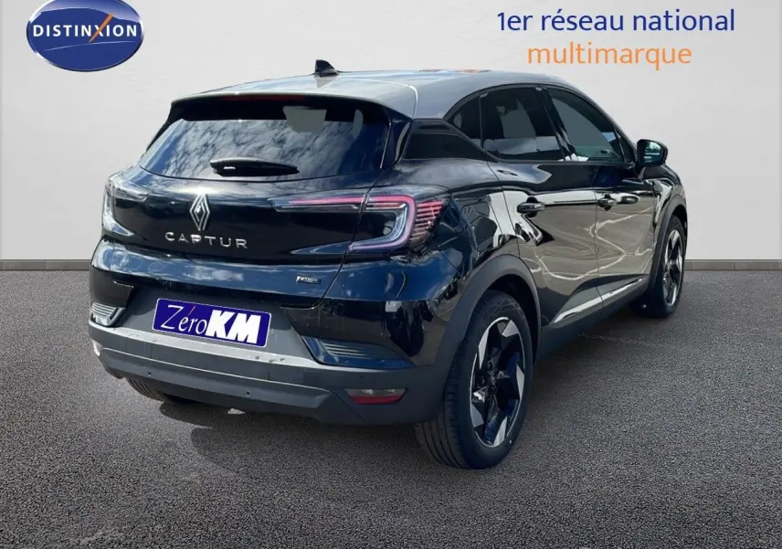 Vue 3/4 arrière droite du Renault Captur 2025 noir étoile métal avec toit gris, mettant en valeur ses feux LED et jantes bi-ton.