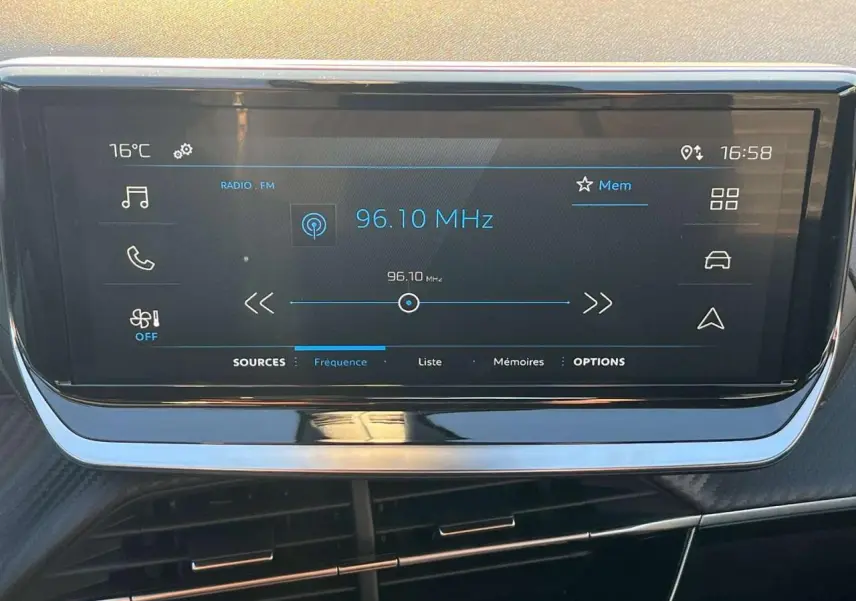Écran tactile central du Peugeot 2008 2024 affichant la radio FM sur fréquence 96,10 MHz dans un intérieur moderne.