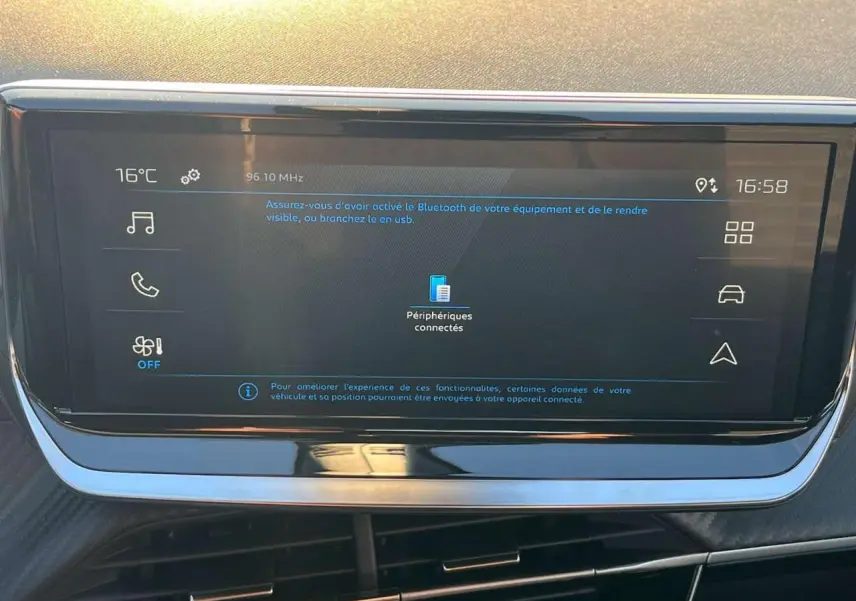 Écran tactile central du Peugeot 2008 2024 affichant les options de connectivité Bluetooth et réglages, intérieur moderne noir.