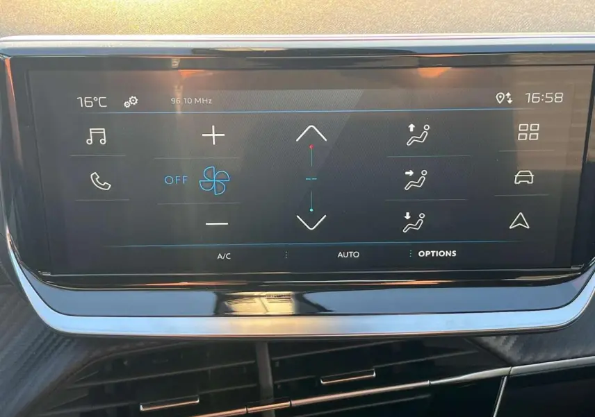 Écran tactile central du tableau de bord du Peugeot 2008 2024 affichant les commandes de climatisation et multimédia.