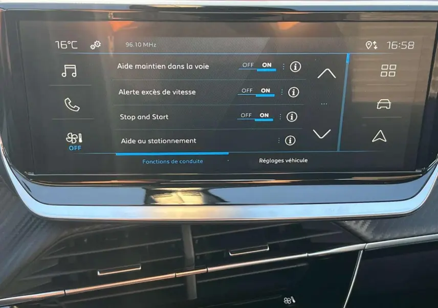 Écran tactile du tableau de bord du Peugeot 2008 2024 affichant les réglages d'aides à la conduite.