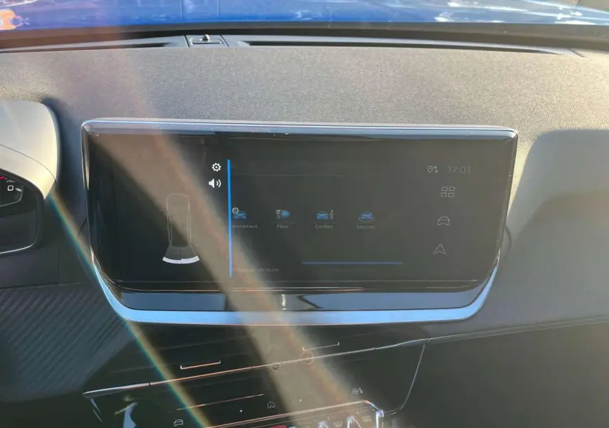 Vue rapprochée de l'écran tactile central du tableau de bord du Peugeot 2008 2024 bleu Vertigo Metal.