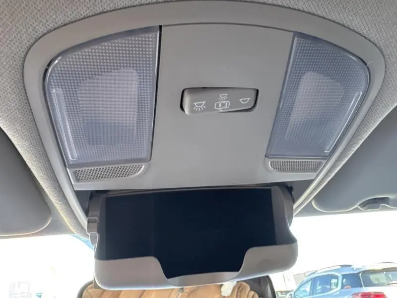 Vue intérieure du plafonnier gris avec compartiment lunettes ouvert de la Kia Stonic brun Sienne 2019.