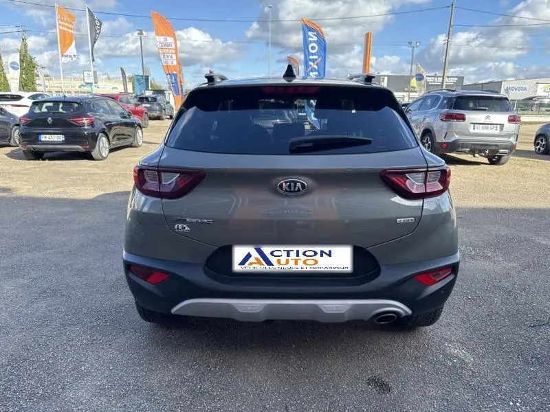 Vue arrière d'un KIA Stonic brun Sienne 2019 avec feux LED et sortie d'échappement visible côté droit.