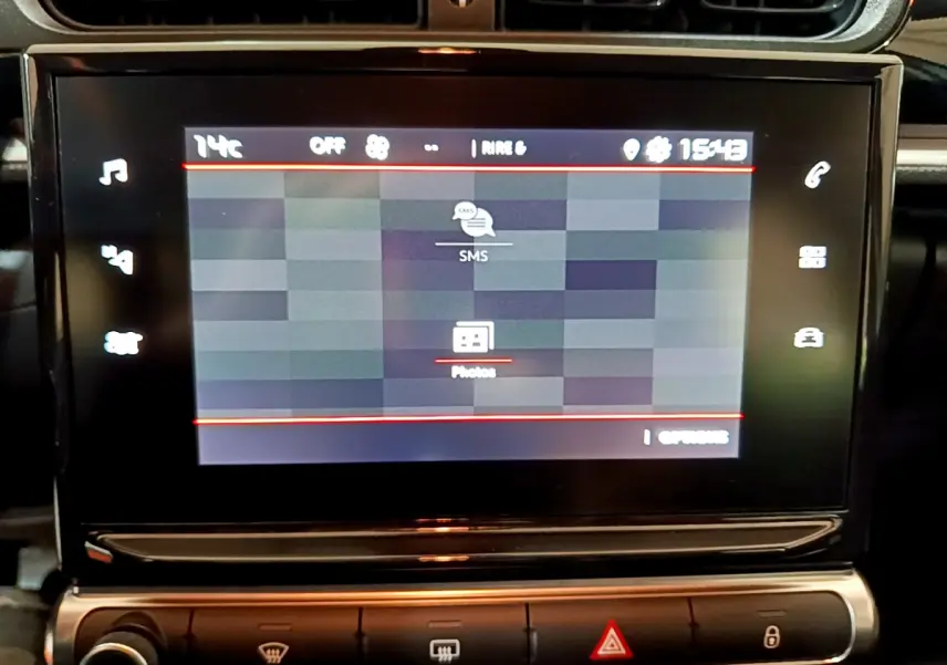 Écran tactile central affichant les options SMS et Photos dans l'habitacle d'une Citroën C3 beige 2022.