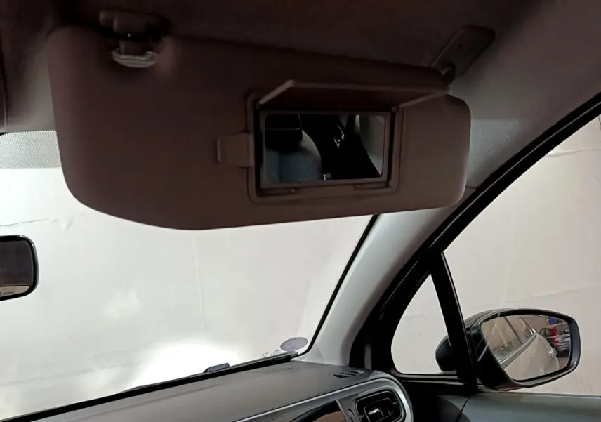 Intérieur beige de la Citroën C3 2022, vue sur pare-soleil avec miroir et rétroviseur côté droit.
